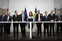 Os ministro da Defesa (5.ºEsq) e dos Negócios Estrangeiros (6.ºEsq) da Suécia apresentaram, esta sexta-feira, um relatório de segurança que sublinha as vantagens da entrada do país na NATO