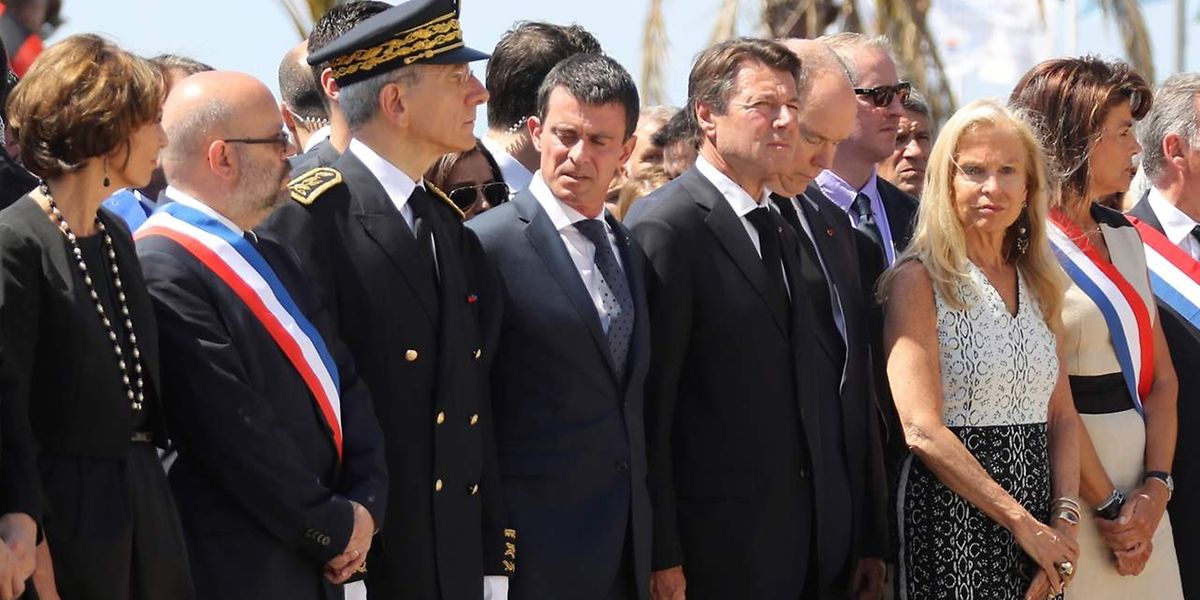 Premierminister Manuel Valls (Mitte) wurde bei der Ansprache ausgebuht. Er bezeichnete die Pfiffe später als "unwürdig". 