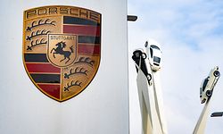 ARCHIV - 18.03.2022, Baden-Württemberg, Stuttgart: Das Logo von Porsche steht vor dem Porsche Museum am Stammsitz des Autoherstellers. Rechts die Statue "Inspiration 911". Die Porsche AG soll am 29. September an die Börse gehen.(zu dpa "Porsche-Börsengang für 29. September geplant - Preisspanne steht") Foto: Bernd Weißbrod/dpa +++ dpa-Bildfunk +++