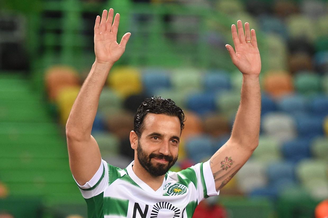 Festejos e confrontos entre adeptos e polícia na noite em que o Sporting voltou a conquistar o campeonato nacional, 19 depois.