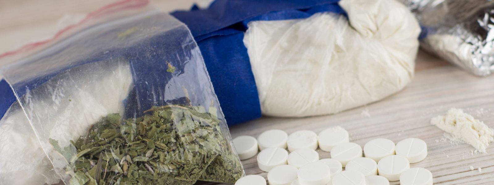 In dem Fahrzeug entdeckten die Beamten fast fünf Kilogramm Kokain, aber auch 1,5 Kilogramm Cannabisharz und fast zwei Kilogramm Cannabispollen. 