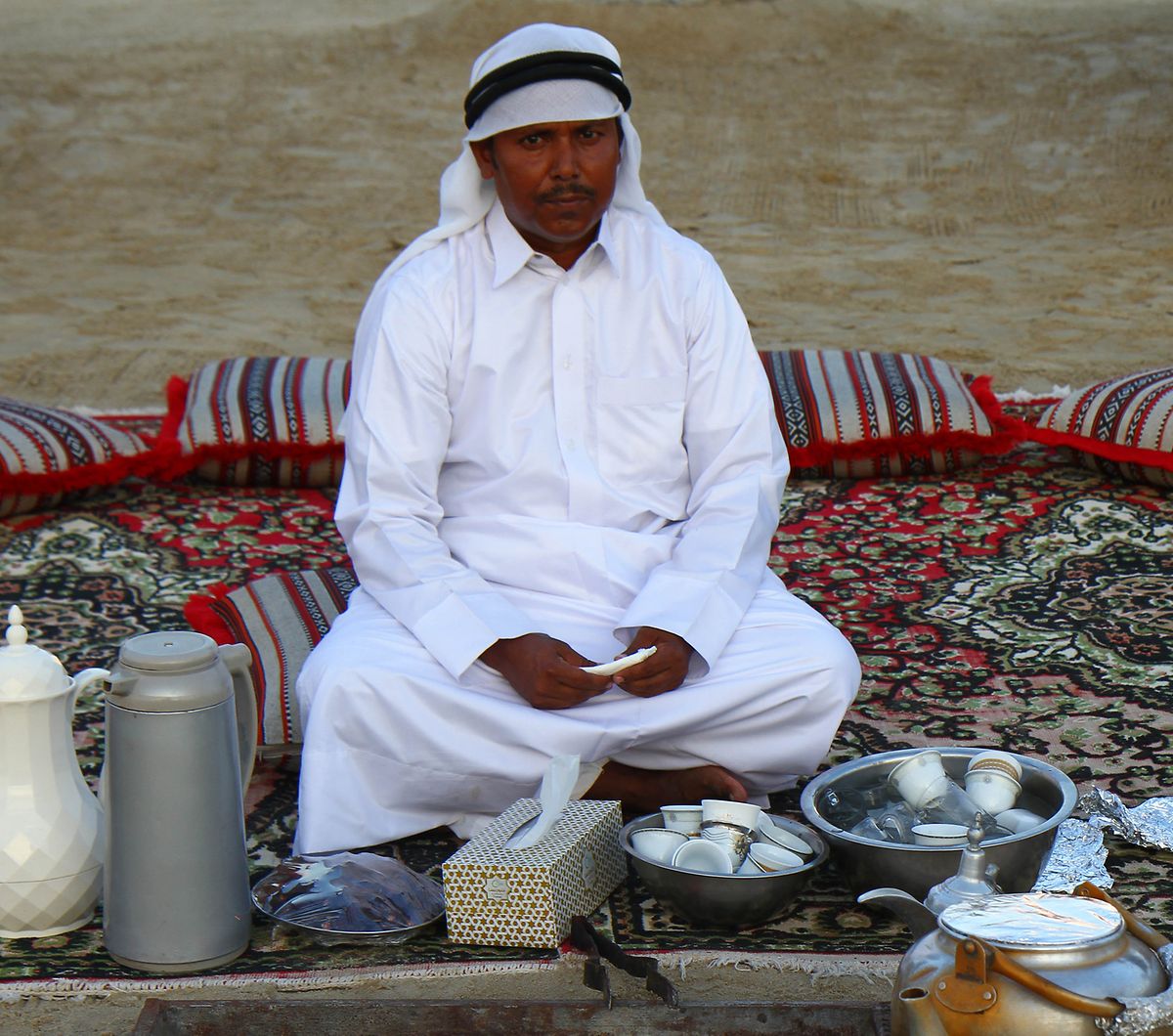 Ein Beduine mit seiner Kochstelle am Chaur al-Udaid.