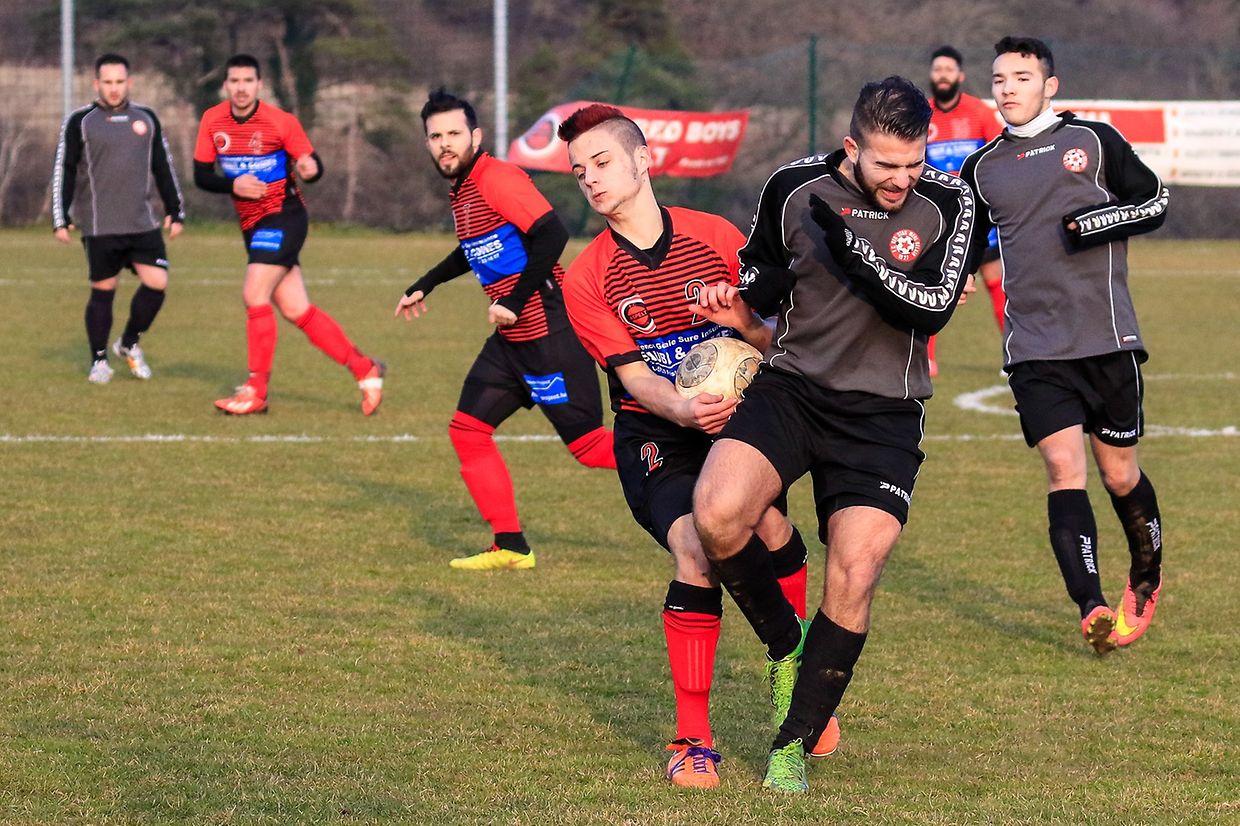Apre duel pour la conquête du ballon, lors d'Aspelt - Merl-Belair (4-0)