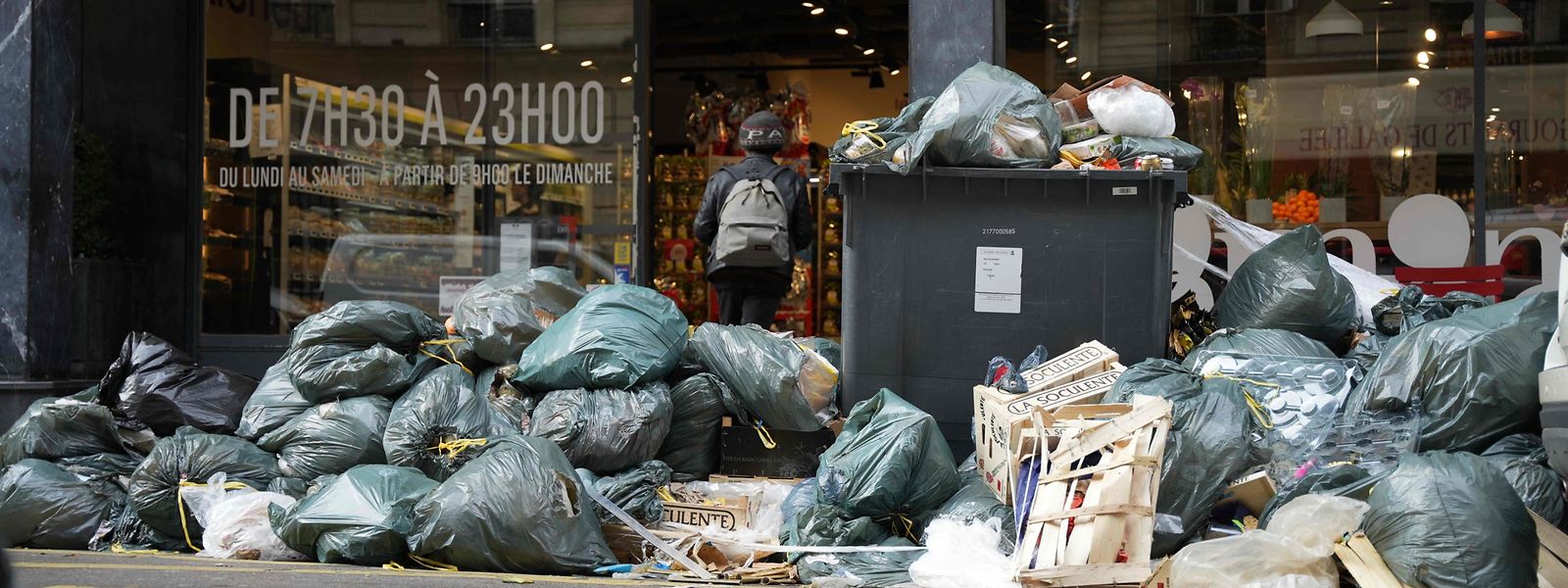 A Paris, les collectes sont perturbées et les poubelles s'entassent, attendant d'être ramassées. 