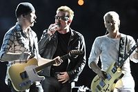 The Edge (David Howell Evans,l) und Adam Clayton (r) mit Frontmann Bono in Frankfurt.