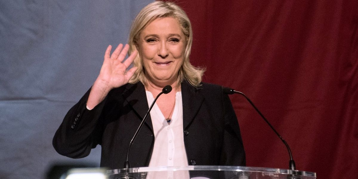 Marine Le Pen feiert den Erfolg ihrer Partei. In sechs Regionen liegen die Rechtsextremen vorne.