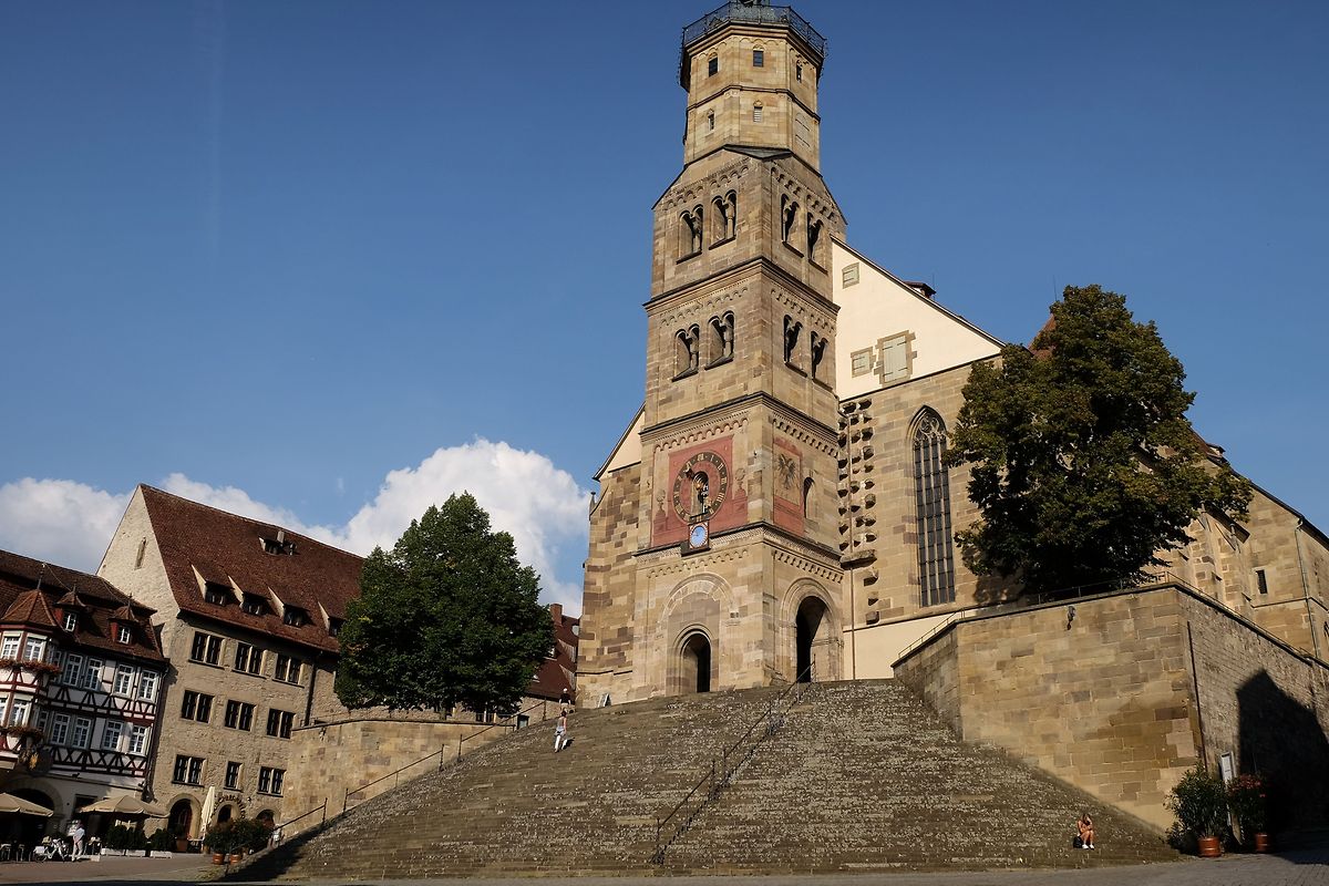 An dieser Treppe führt in der Stadt kein Weg vorbei. Über die 53 Stufen gelangen Besucher in die Kirche Sankt  Michael. Im Sommer finden auf der Treppe Freilichtspiele statt. 