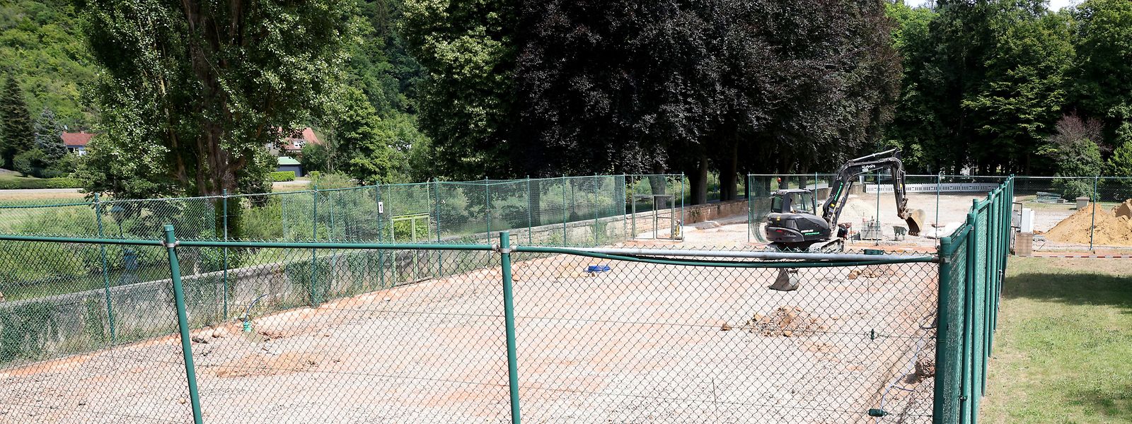 Dans le parc d'Echternach, le minigolf et les courts de tennis ne sont toujours pas utilisables un an après l'inondation.