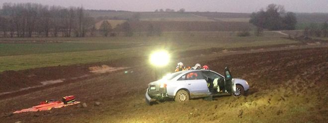 Der Fahrer dieses Wagens landete ungewollt in einem Feld zwischen Garnich und Holzem.