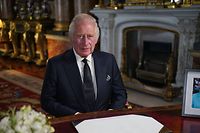 O Rei Carlos III faz um discurso televisivo para a Nação e a Commonwealth a partir do Palácio de Buckingham, em Londres, esta sexta-feira