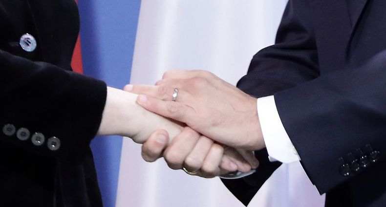 ARCHIV - 18.11.2018, Berlin: Frankreichs Präsident Emmanuel Macron und Bundeskanzlerin Angela Merkel (CDU) geben sich nach einer gemeinsamen Pressekonferenz die Hände. (RECROP - zu dpa «Kernelemente des Deutsch-französischen Vertrags von Aachen» vom 21.01.2019) Foto: Kay Nietfeld/dpa +++ dpa-Bildfunk +++