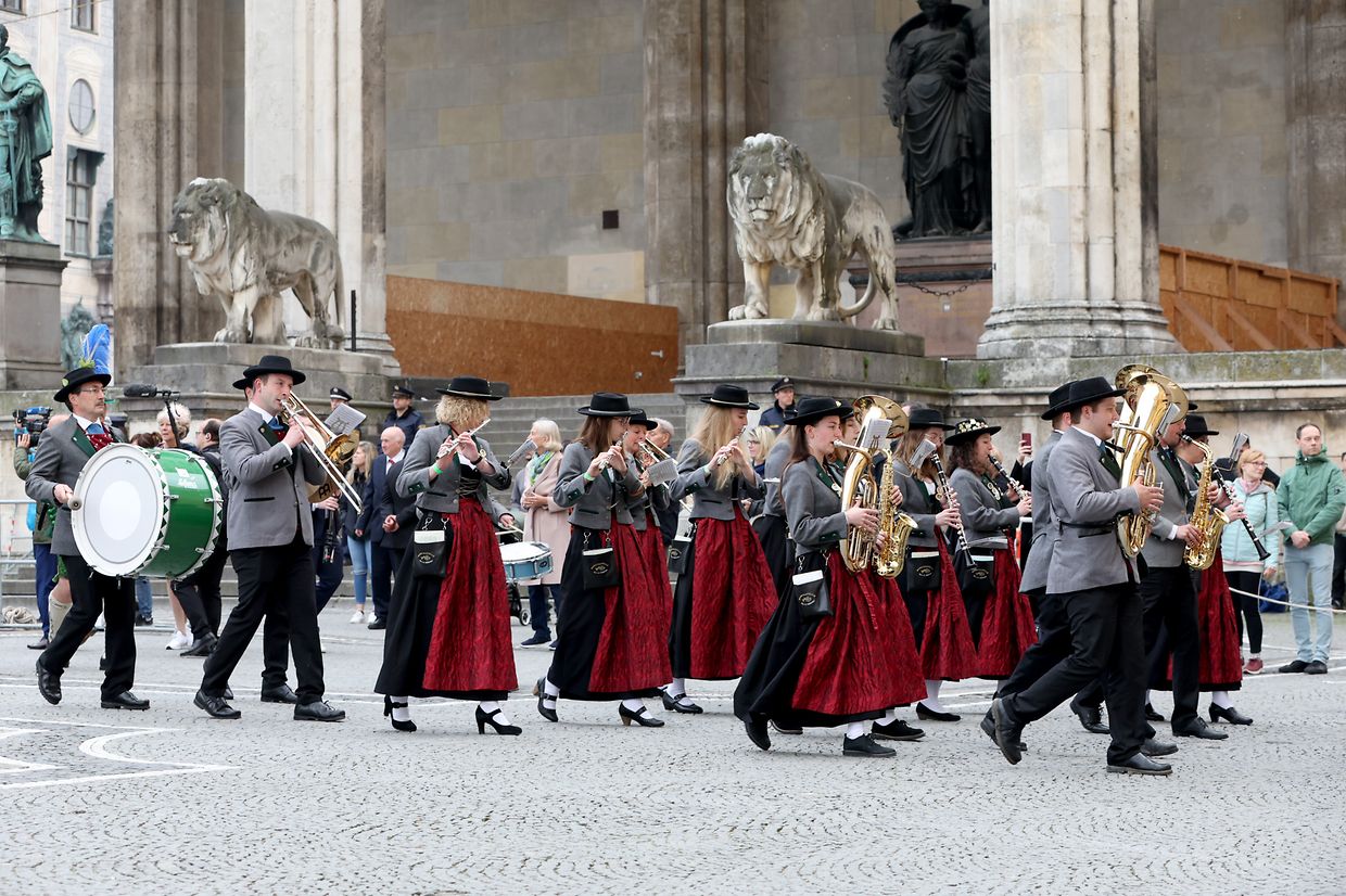 Bayerische Trachtenvereine ziehen über den Odeonsplatz zur kirchlichen Hochzeit von Ludwig Prinz von Bayern und Sophie-Alexandra Evekink zur Theatinerkirche.