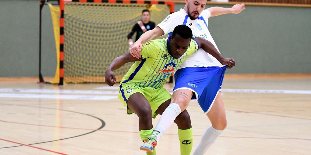 Moisés da Costa Espilio pressé par Miguel Cardoso. L'US Esch a écarté le RAF Differdange 6-1.