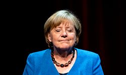 07.06.2022, Berlin: Die ehemalige Bundeskanzlerin Angela Merkel (CDU) reagiert im Berliner Ensemble auf eine Frage des Journalisten und Autors Alexander Osang. Unter dem Motto "Was also ist mein Land?" beantwortete sie seine Fragen. Foto: Fabian Sommer/dpa +++ dpa-Bildfunk +++