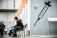 26.04.2021, Berlin: Impflinge warten im Corona Impfzentrum Messe Berlin auf ihre Impfung. Im Impfzentrum der Malteser wird der Impfstoff von Biontech Pfizer an täglich über 3000 Berlinerinnen und Berliner verimpft. Foto: Michael Kappeler/dpa +++ dpa-Bildfunk +++
