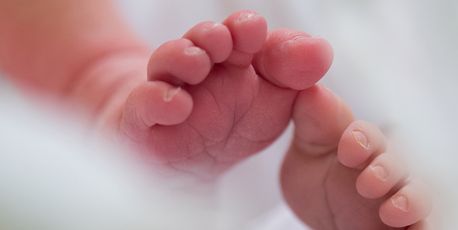 Frau bringt Zwillinge auf Autobahnraststätte zur Welt - Vimarsana News