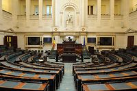Wallons, Flamands, Bruxellois et germanophones se retrouveraient au niveau fédéral dans une seule assemblée élue au suffrage universel.