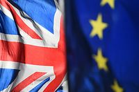 London: Eine Flagge der Europäischen Union und eine Flagge von Großbritannien wehen vor dem Parlament in Westminster.