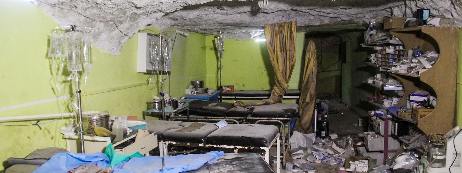 Nach der Giftgasattacke griffen Jets der Luftwaffe auch das örtliche Krankenhaus von Chan Scheichun an - so die Version der Syrischen Beobachtungsstelle für Menschenrechte.