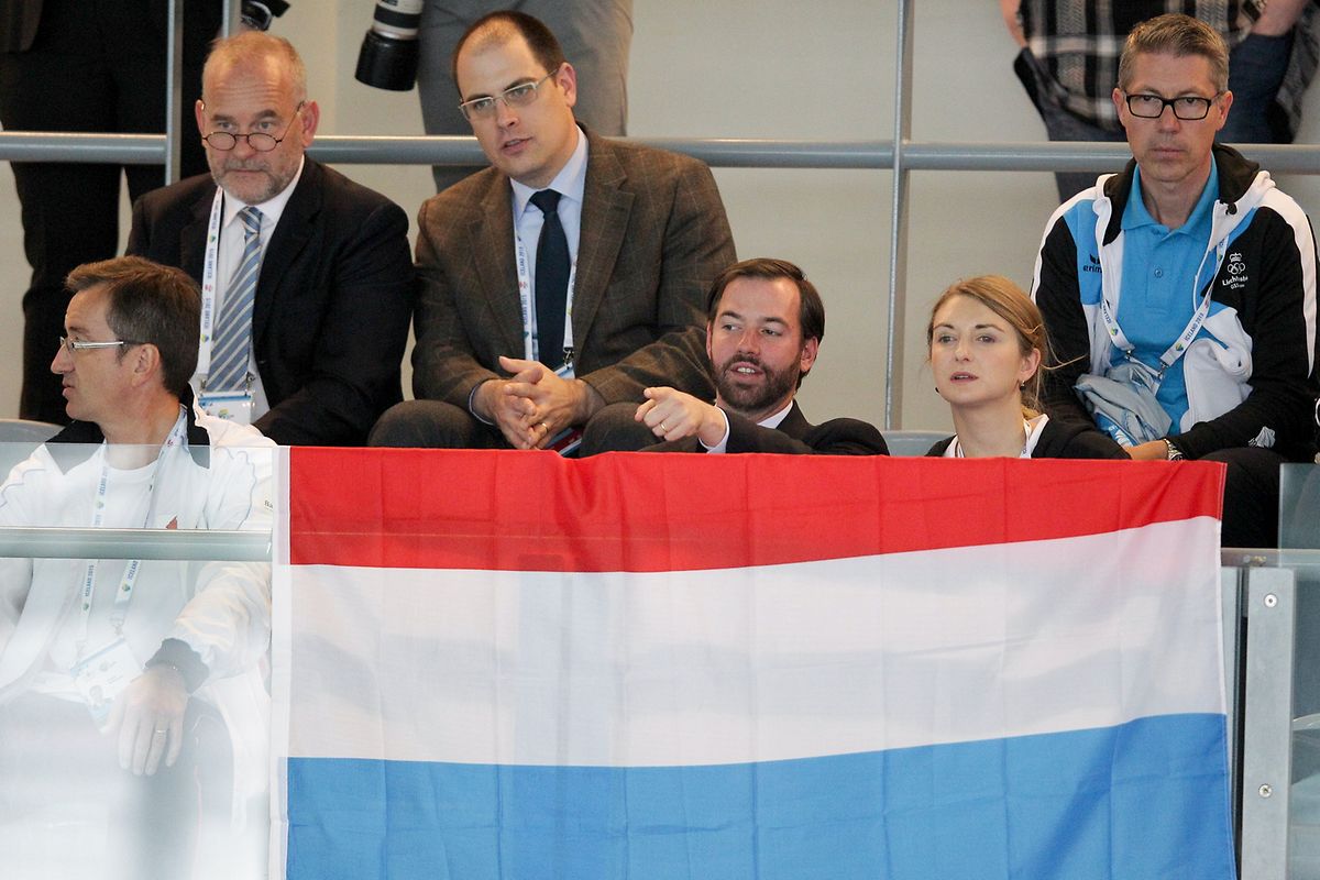 Erbgroßherzog Guillaume zeigt Erbgroßherzogin Stéphanie auf welcher Bahn der luxemburgische Schwimmer startet.