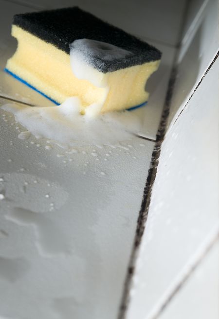 Oberflächlicher Schimmel an Fliesenfugen lassen sich oft noch wegputzen. 
