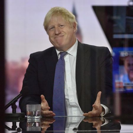 Trump sagt mit Blick auf seine Infektion auch, erst in den nächsten Tagen stehe ihm „die wahre Prüfung“ bevor. Das erinnert an die Covid-19-Erkrankung seines Freundes Boris Johnson. Auch beim britischen Premierminister war zunächst von „leichten Symptomen“ die Rede. 