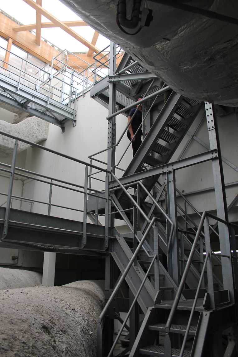 Accéder au toit du Centre Pompidou-Metz, cela nécessite de grimper plusieurs escaliers.