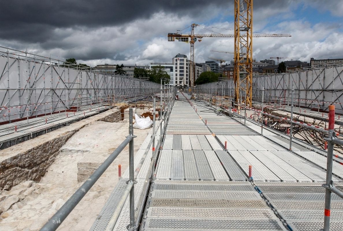 Großherzog Henri besichtigt die Sanierung des Pont Adolphe. 