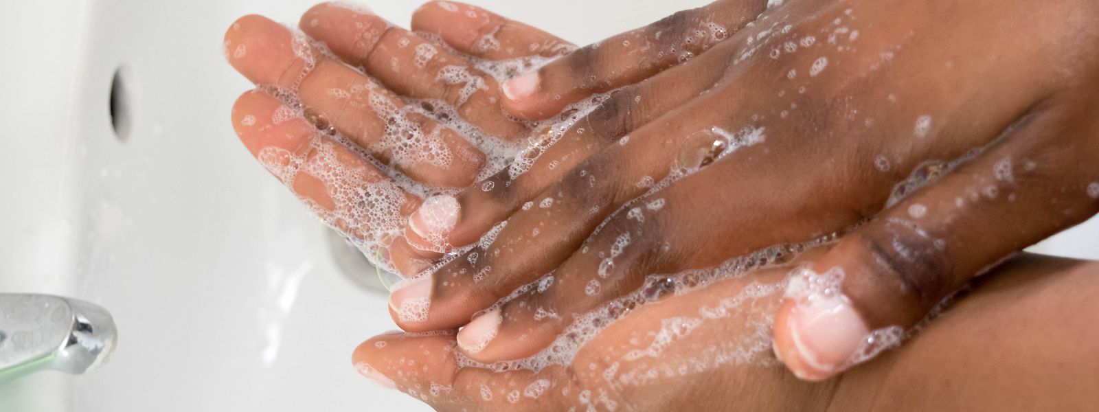 Sich die Hände mit Wasser und Seife zu waschen bleibt in Südafrika eine Herausforderung - insbesondere im Kampf gegen die Corona-Pandemie.