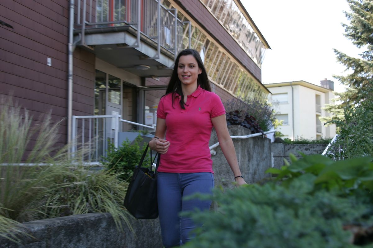 Aline fait des recherches sur son ordinateur mais se rend aussi partout où elle peut trouver des seniors pour aller directement à leur rencontre et écouter leurs attentes.
