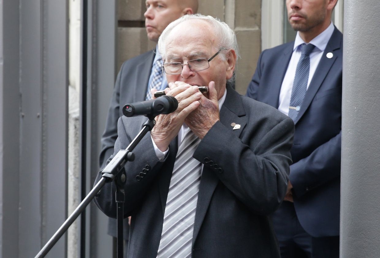 Zum Schluss der kleinen Feier spielte Marcel Cahen die Nationalhymne auf der Mundharmonika. 