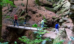 Auf Schritt und Tritt begegnen die Wanderer bizarren Felsformationen.