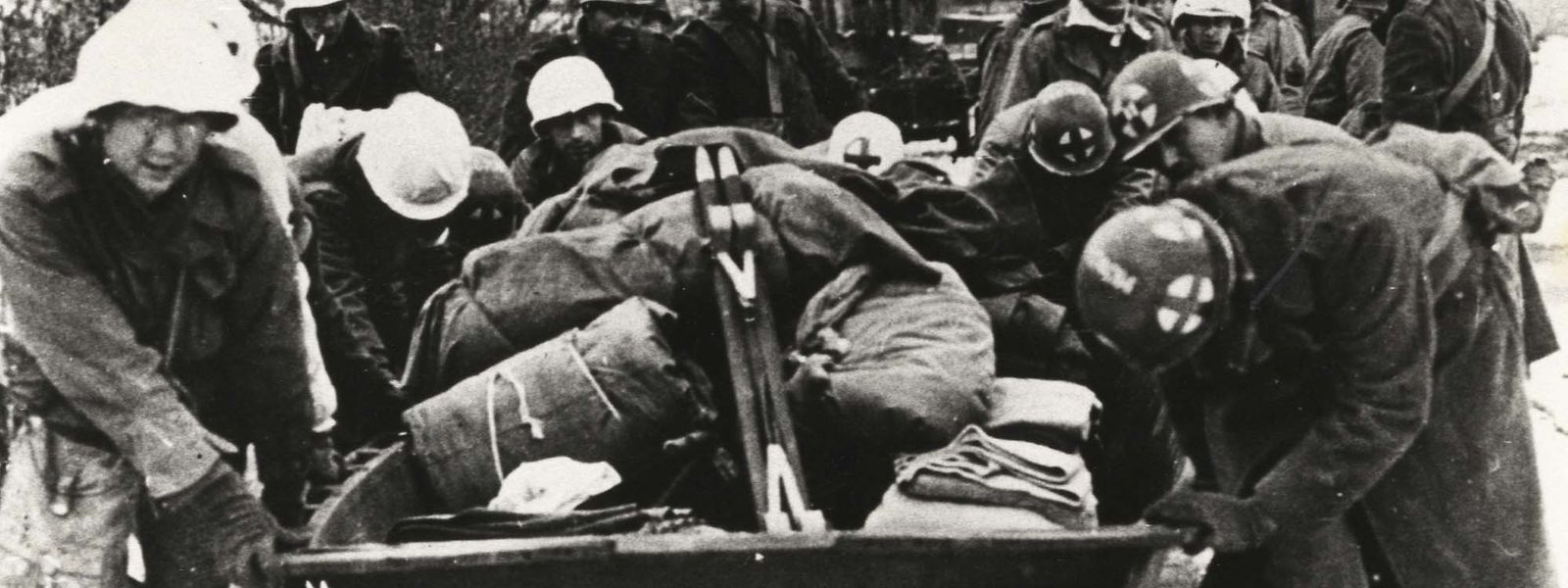 Amerikanische Soldaten bereiten sich für die Überquerung eines Flusses vor.
