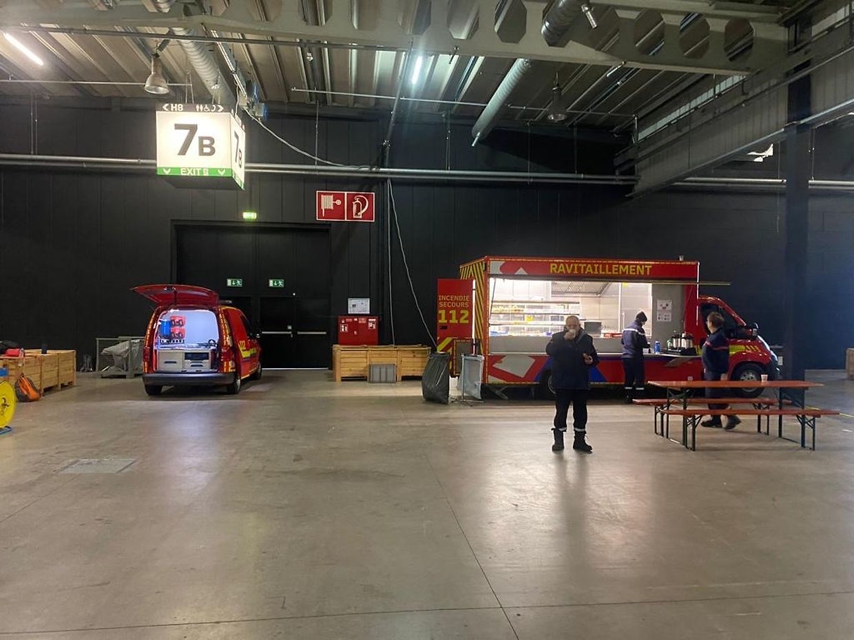 Os bombeiros meteram mãos à obra para instalar as tendas e as camas para os migrantes. 