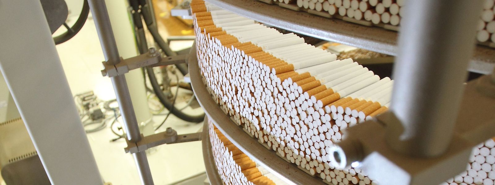 Zigaretten laufen im Trierer Werk des Herstellers Japan Tobacco International - demnächst wird ein Teil der Produktion nach Polen verlagert.