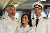 Mit Dr. Delgado (Collien Ulmen-Fernandes, M.) bekommen Kapitän Max Parger (Florian Silbereisen, r.) und Staffkapitän Martin Grimm (Daniel Morgenroth, l.) Verstärkung an Bord des "Traumschiffs".