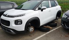 In diesem Zustand befanden sich am Montagmorgen die Neuwagen.