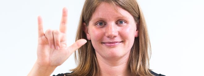 Dolmetscherin Véronique Steinmetz macht den Solidaritätsgruß der Gebärdensprachler. Die Gebärde steht für "I love you". 