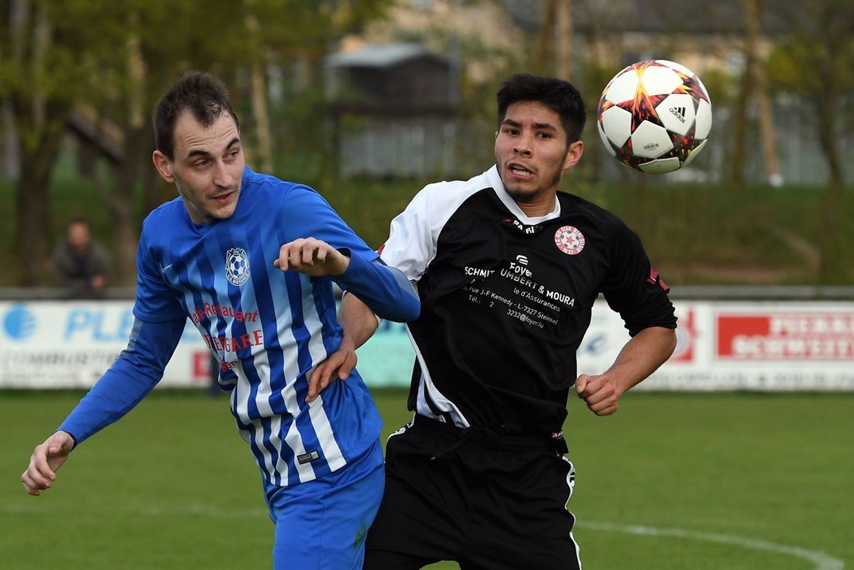 Kevin Brosius et Carlos Suarez se disputent le cuir.