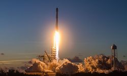 Der Start erfolgte um ein Uhr nachts europäischer Zeit.