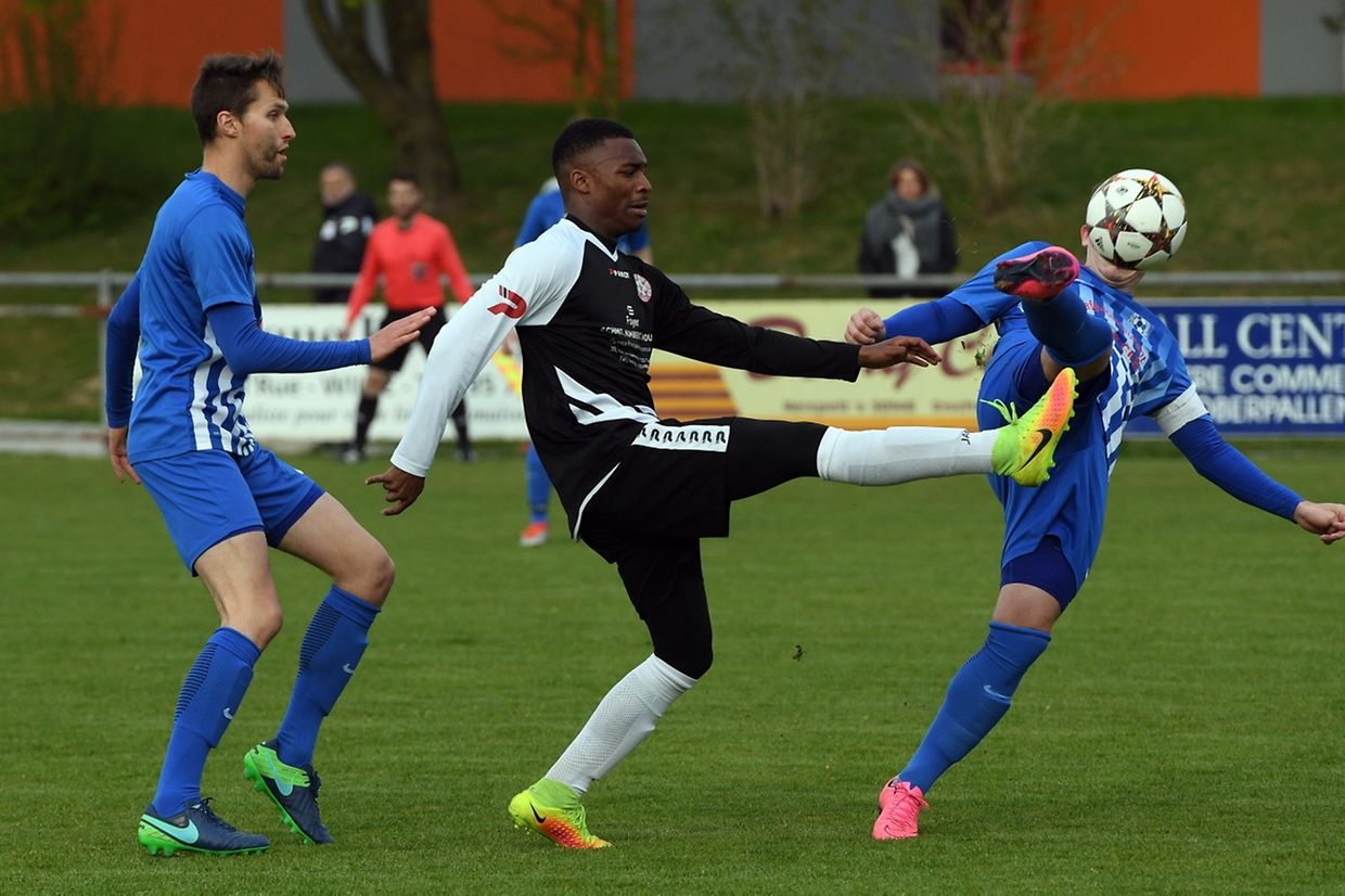 Valdo Vaz Tavarez fait parler sa technique de ball malgré la présence de Nicolas Rahier et Josh Becker.