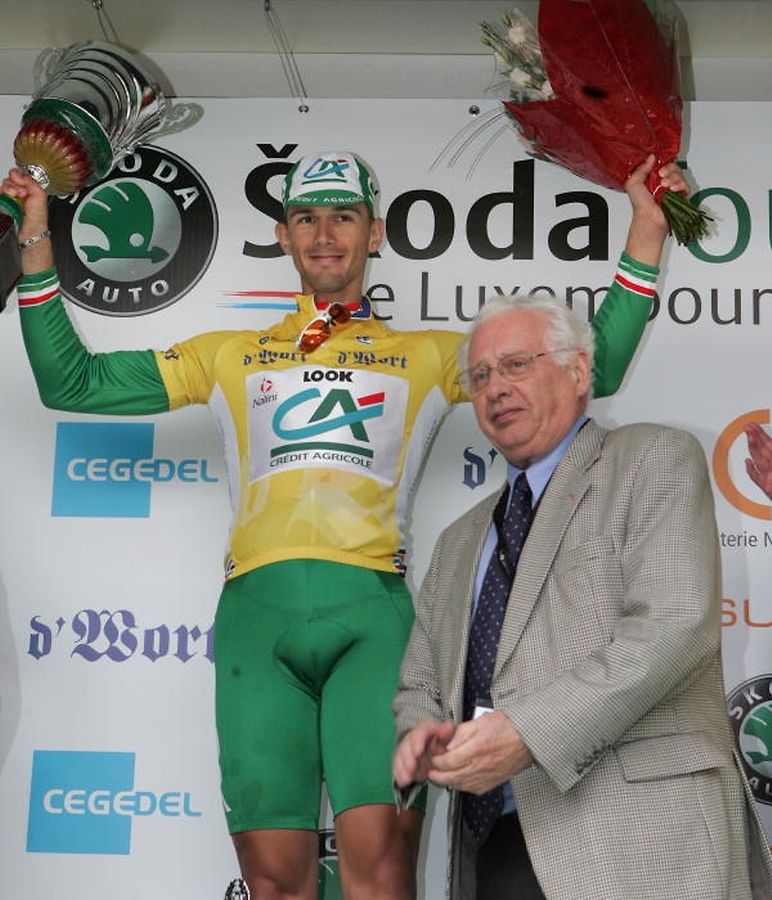 Als Sponsor des Tour de Luxembourg gratulierte André Losch 2005 dem Schlusgewinner Bodrogi Lazlo.