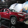 Zum Themendienst-Bericht «Allrad für den Großstadt-Dschungel: Neues von der New York Auto Show» von Thomas Geiger vom 29. März 2018: Der neue Toyota RAV4 kommt 2019 auch nach Deutschland - und wird ebenfalls als Plug-in-Hybrid angeboten. (Bild vom 28.03.2018/Nur zur redaktionellen Verwendung durch Themendienst-Bezieher.) Foto: Thomas Geiger/dpa-tmn - Honorarfrei nur für Bezieher des dpa-Themendienstes +++ dpa-Themendienst +++
