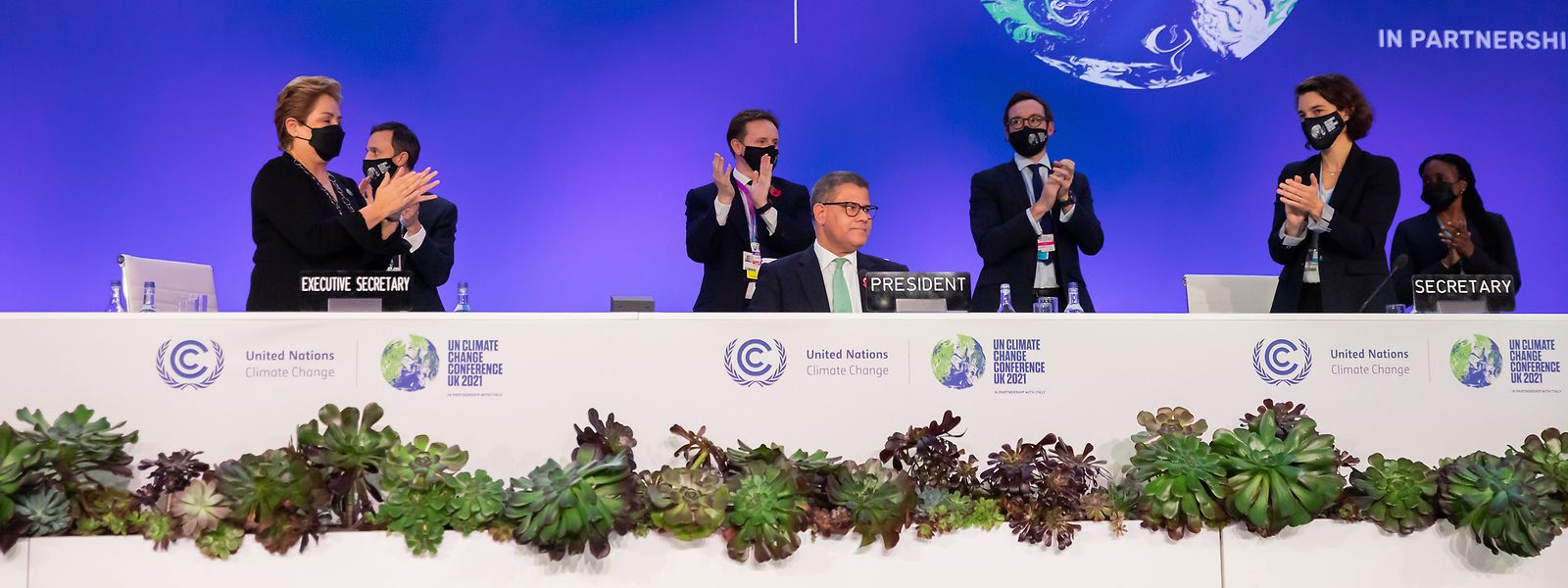 Alok Sharma (M.), Präsident der COP26, wird bei der schließenden Plenarsitzung der UN-Klimakonferenz COP26 beklatscht. 