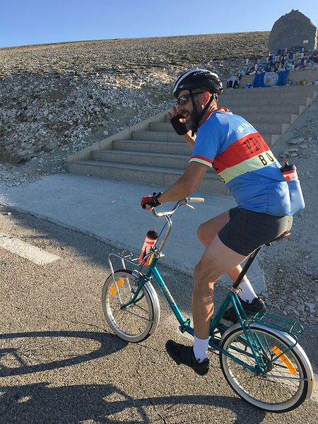 Mit seinem Klapprad zog der Hobbysportler auch an perfekt ausgerüsteten Radlern vorbei.