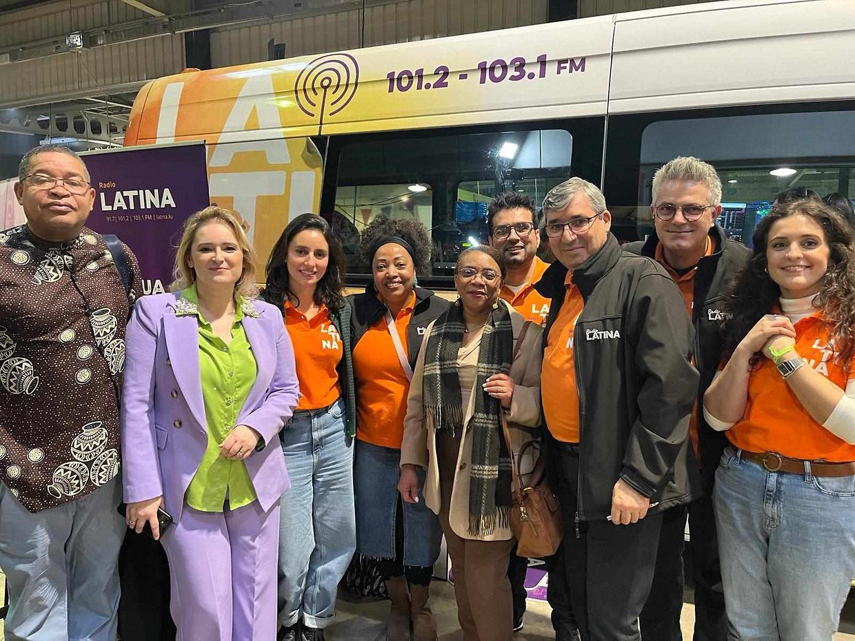 Parte da equipa da Rádio Latina com a Embaixadora de Cabo Verde no Luxemburgo, Edna Marta.