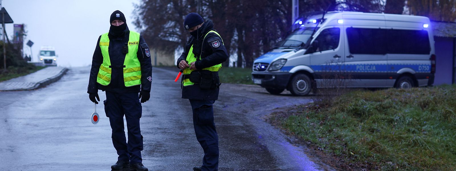 Polizisten nahe der Einschlagstelle in Przewodow nahe der ukrainisch-polnischen Grenze.  