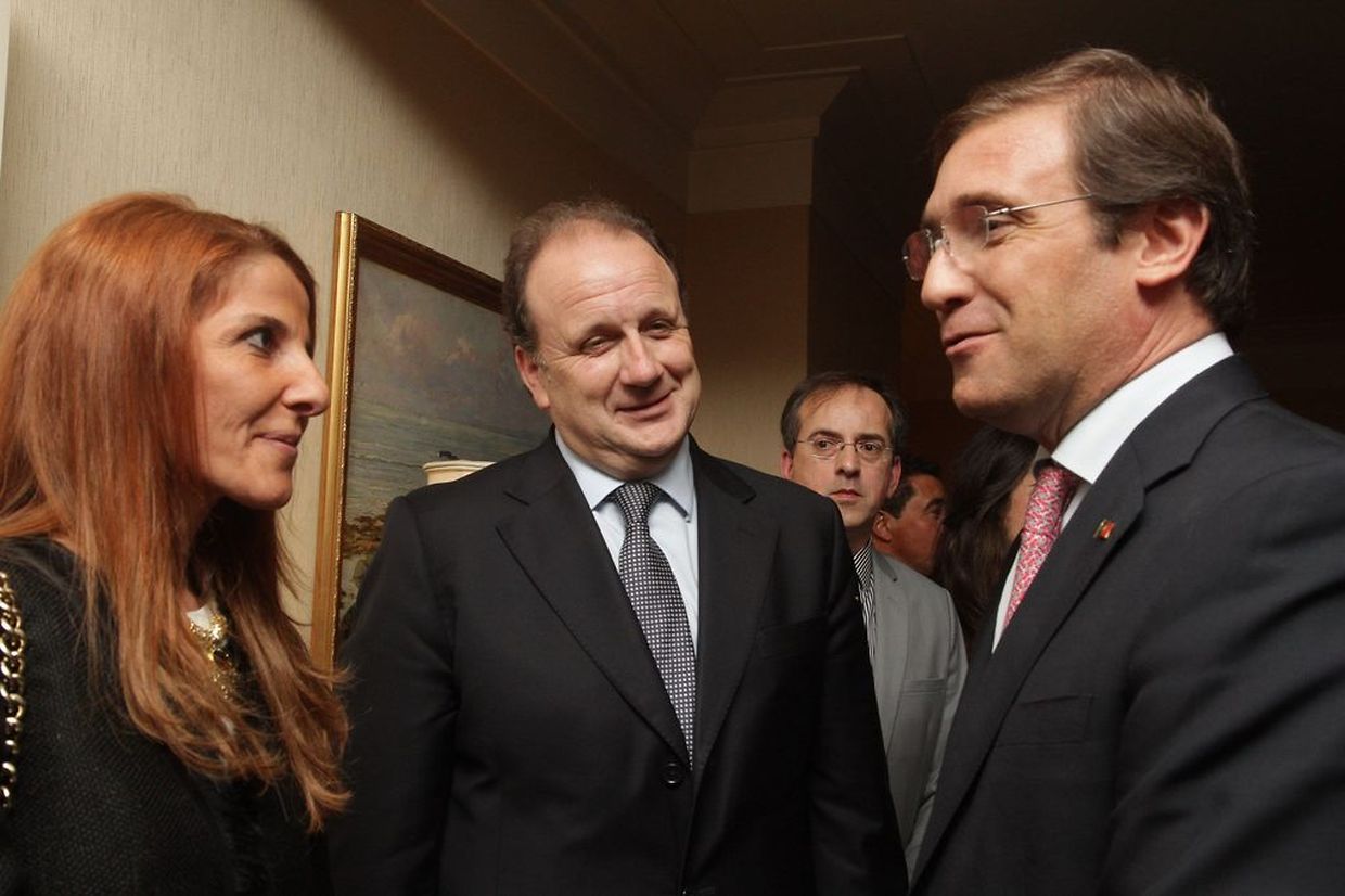 Passos Coelho com o deputado do PSD Carlos Gonçalves, eleito pelo círculo da Emigração, e com a responsável do BPI no Luxemburgo, Sofia Fernandes