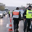 Angesichts der Polizeikontrollen müssen sich viele Autofahrer in Geduld üben. 