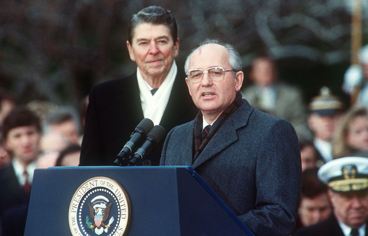 US-Präsident Ronald Reagan und der sowjetische Parteichef Michail Gorbatschow während des Abrüstungsgipfels 1987 in Washington DC.